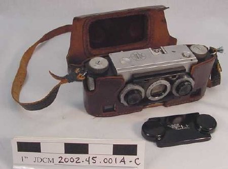 Stereorealist Camera with Lens